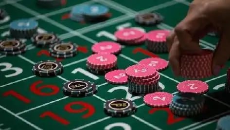 Pengguna membaca syarat promo ketua7